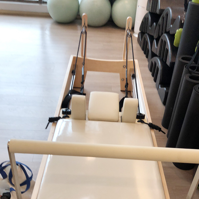 سرير بيلاتس خشبي قابل للتعديل  - مراجعة Pilates And Yoga Studio وسعره