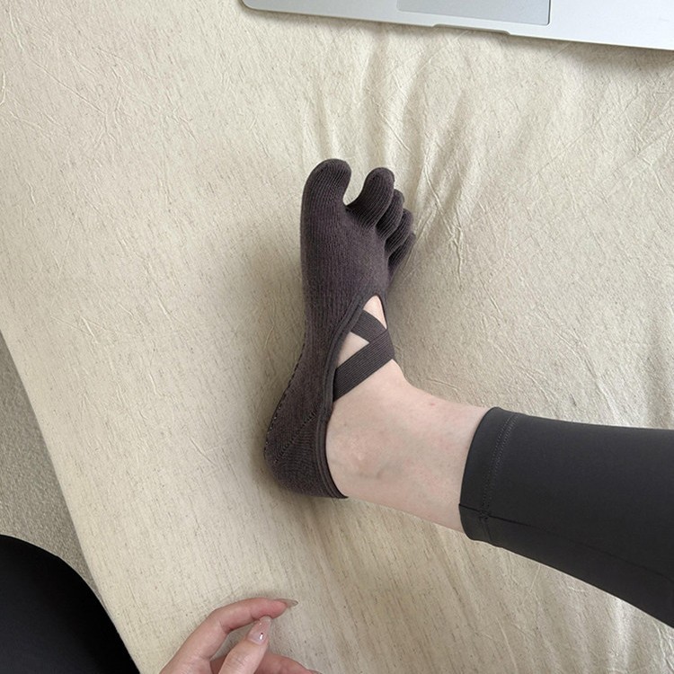 جوارب يوغا نسائية بخمسة أصابع  - مراجعة Pilates And Yoga Studio وسعره