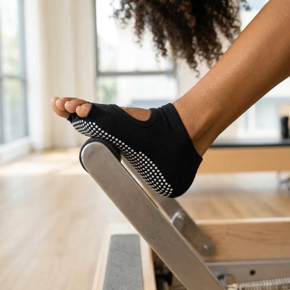 جوارب يوغا بدون ظهر بخمسة أصاب - مراجعة Pilates And Yoga Studio وسعره