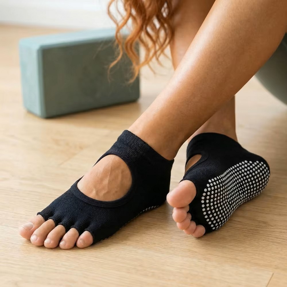 جوارب يوغا بدون ظهر بخمسة أصاب - مراجعة Pilates And Yoga Studio وسعره